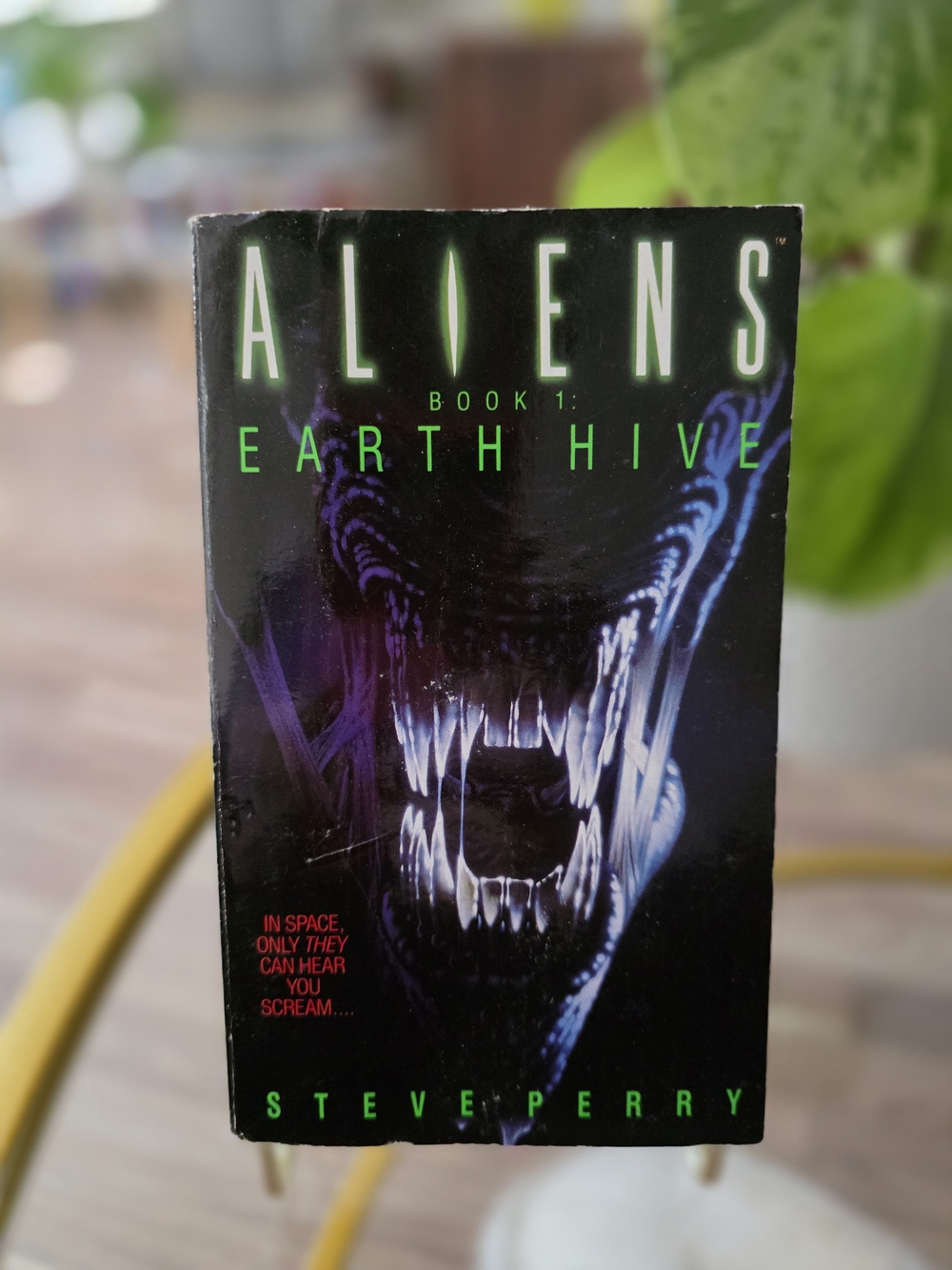 Aliens Book 1: Earth Hive by Steve Perry